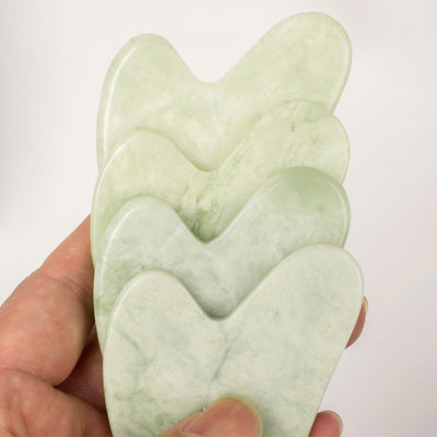 Sublimez votre rituel beauté avec ce Gua Sha en jade naturel, façonné pour épouser parfaitement les courbes de votre visage. Ce geste ancestral stimule la circulation, draine et lisse la peau pour un éclat immédiat.