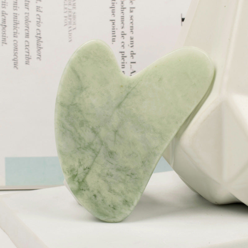 Sublimez votre rituel beauté avec ce Gua Sha en jade naturel, façonné pour épouser parfaitement les courbes de votre visage. Ce geste ancestral stimule la circulation, draine et lisse la peau pour un éclat immédiat.