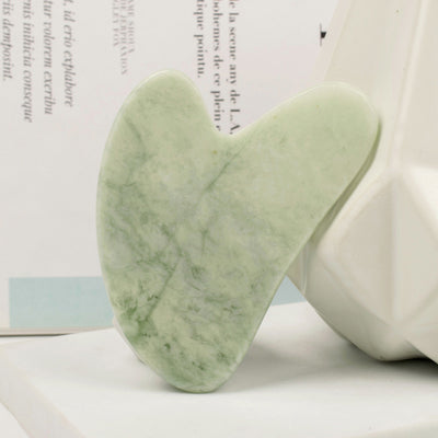 Sublimez votre rituel beauté avec ce Gua Sha en jade naturel, façonné pour épouser parfaitement les courbes de votre visage. Ce geste ancestral stimule la circulation, draine et lisse la peau pour un éclat immédiat.