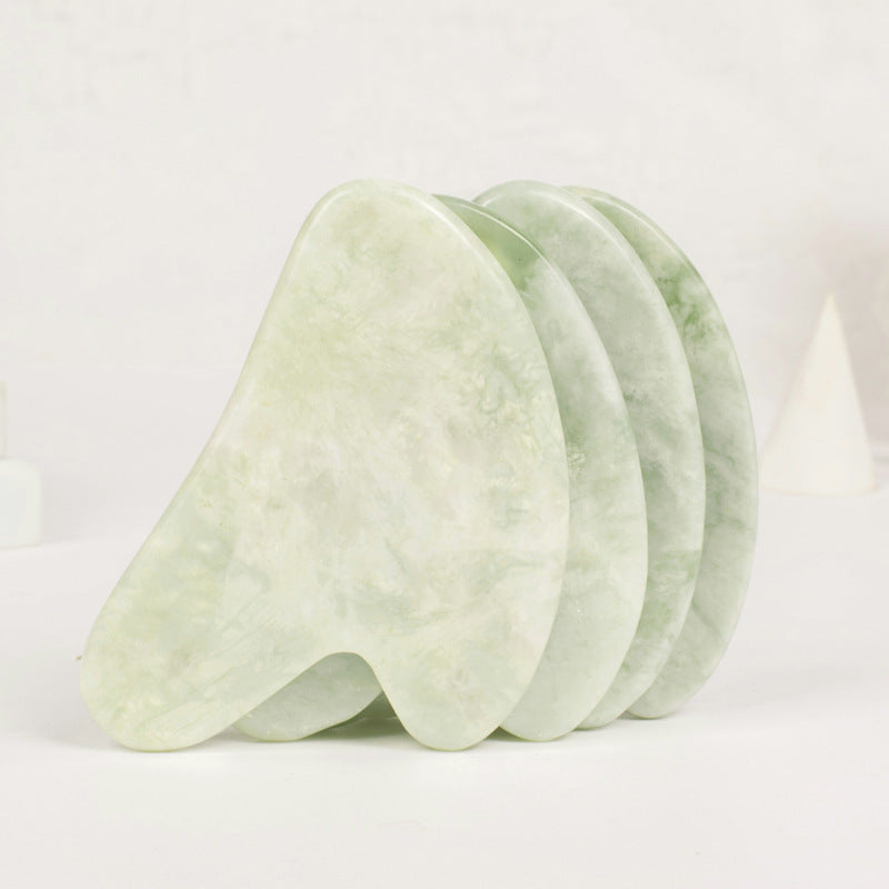 Sublimez votre rituel beauté avec ce Gua Sha en jade naturel, façonné pour épouser parfaitement les courbes de votre visage. Ce geste ancestral stimule la circulation, draine et lisse la peau pour un éclat immédiat.
