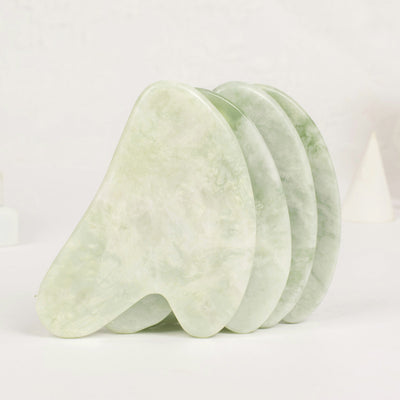 Sublimez votre rituel beauté avec ce Gua Sha en jade naturel, façonné pour épouser parfaitement les courbes de votre visage. Ce geste ancestral stimule la circulation, draine et lisse la peau pour un éclat immédiat.