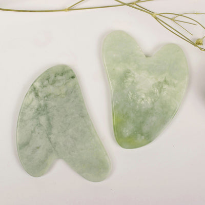 Sublimez votre rituel beauté avec ce Gua Sha en jade naturel, façonné pour épouser parfaitement les courbes de votre visage. Ce geste ancestral stimule la circulation, draine et lisse la peau pour un éclat immédiat.